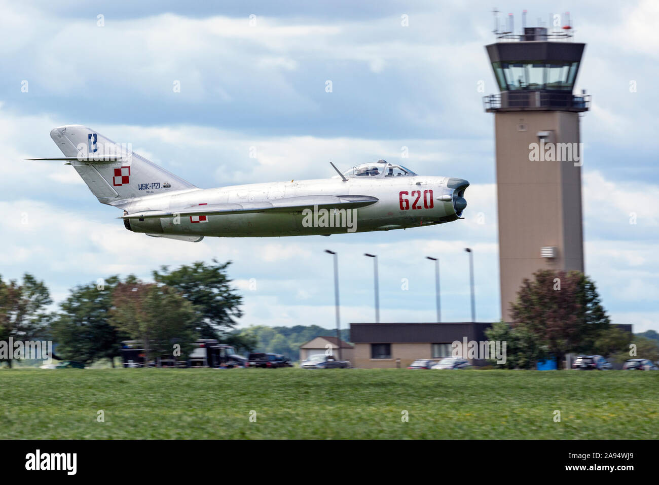 Una guerra fredda era Mikoyan-Gurevich MiG-17 esegue al 2016 Thunder su Airshow Michigan all'aeroporto Willow Run. Foto Stock