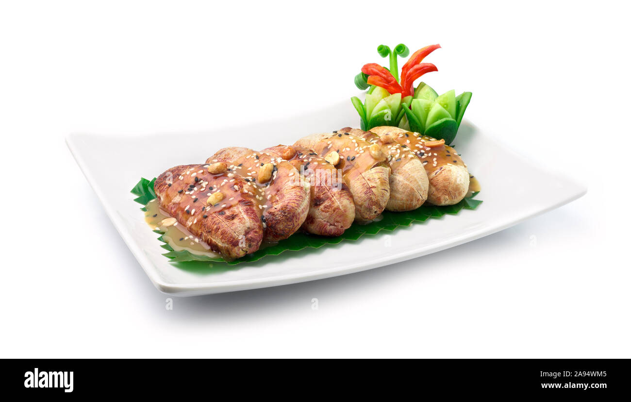 Banane alla griglia con i dolci di zucchero di canna e latte di cocco Salsa e rabboccato con sesamo e arachidi dessert Thai decorare con scolpito il cetriolo ,chili vegetabl Foto Stock