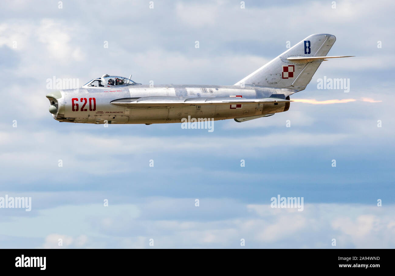 Una guerra fredda era Mikoyan-Gurevich MiG-17 esegue al 2016 Thunder su Airshow Michigan all'aeroporto Willow Run. Foto Stock