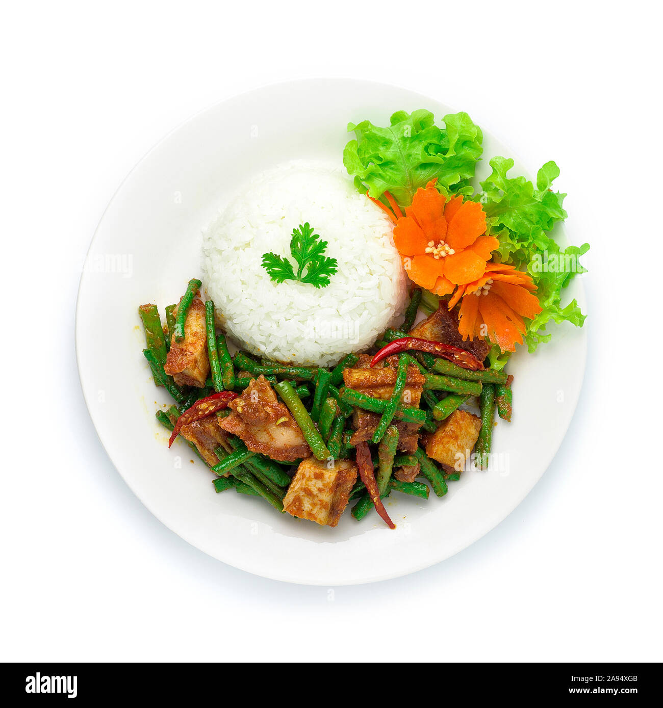 Stire fritto croccante maiale con molla fagiolo e Curry rosso pasta di peperoncino (croccante di pancetta di maiale) servita con riso cibo asiatico e cibo tailandese piatto decorare vegeta Foto Stock