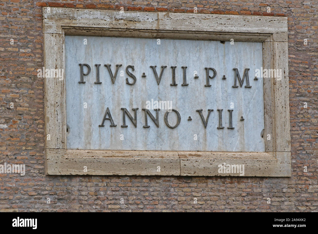 Dettaglio di una lapide di marmo in latino dedicata a Pio la settima al di fuori del Colosseo chiamato anche l Anfiteatro Flavio a Roma Italia Foto Stock