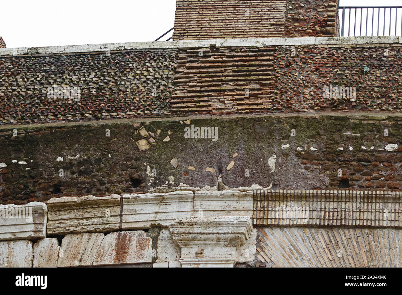 Dettaglio della muratura romana alla fine della Via Sacra in esecuzione dal Campidoglio al di fuori il Colosseo a Roma, Italia con cemento romano Foto Stock