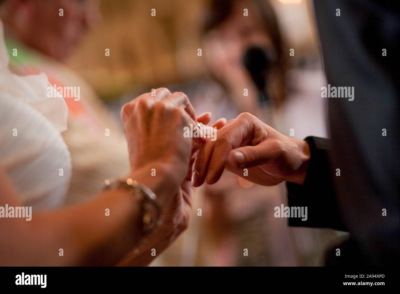 Un irriconoscibile sposa e lo sposo lo scambio degli anelli di nozze nella chiesa durante il cristiano la cerimonia nuziale Foto Stock