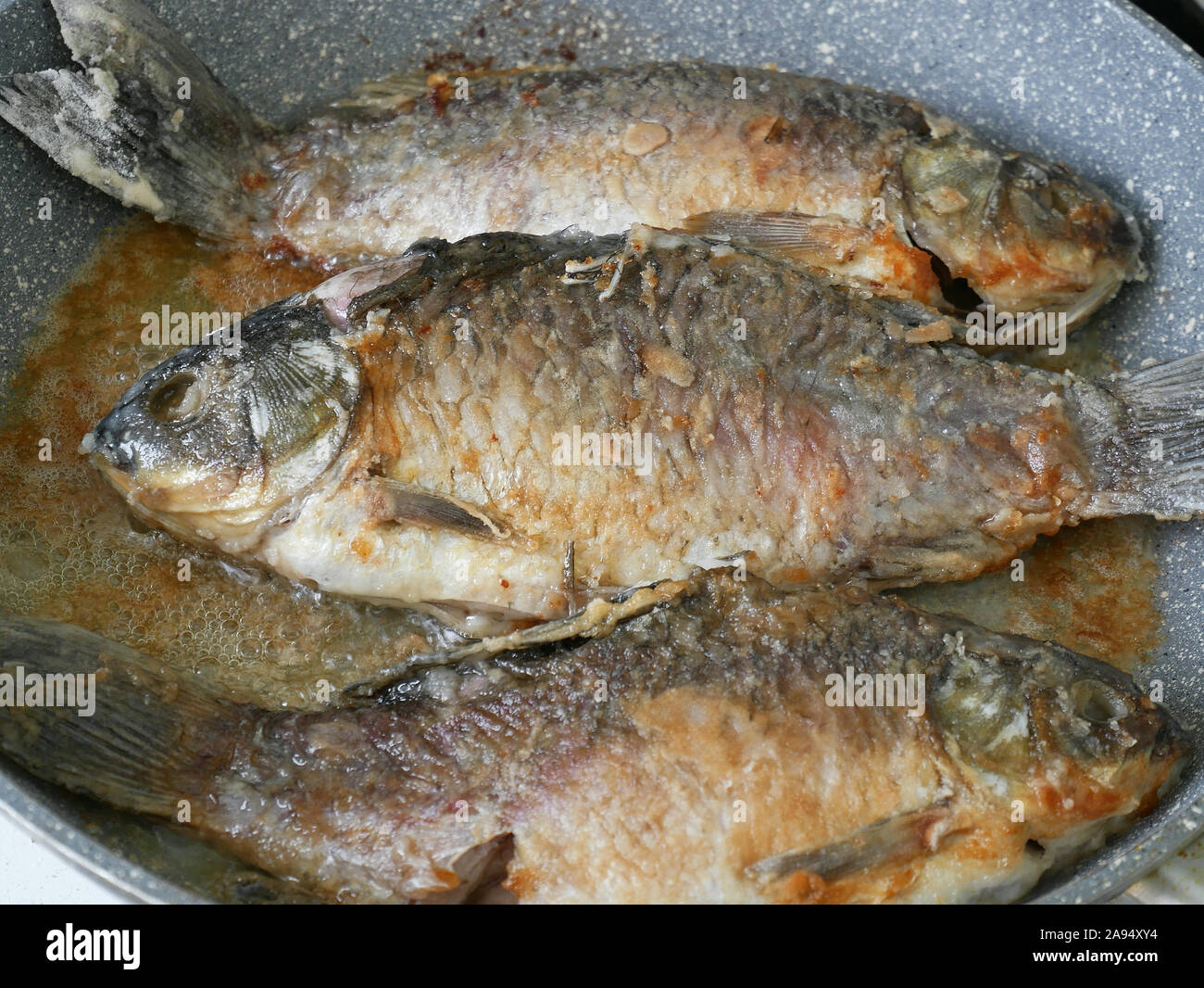 Tre carassio fresca cucina di pesce sulla teglia, fritto delizioso cibo gourmet Foto Stock