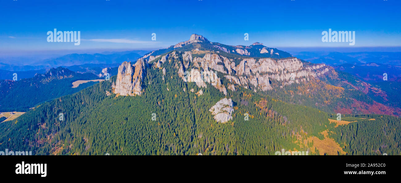 Antenna Paesaggio autunnale nei Carpazi romeni, Rocky Mountain e autunno paesaggio forestale Foto Stock