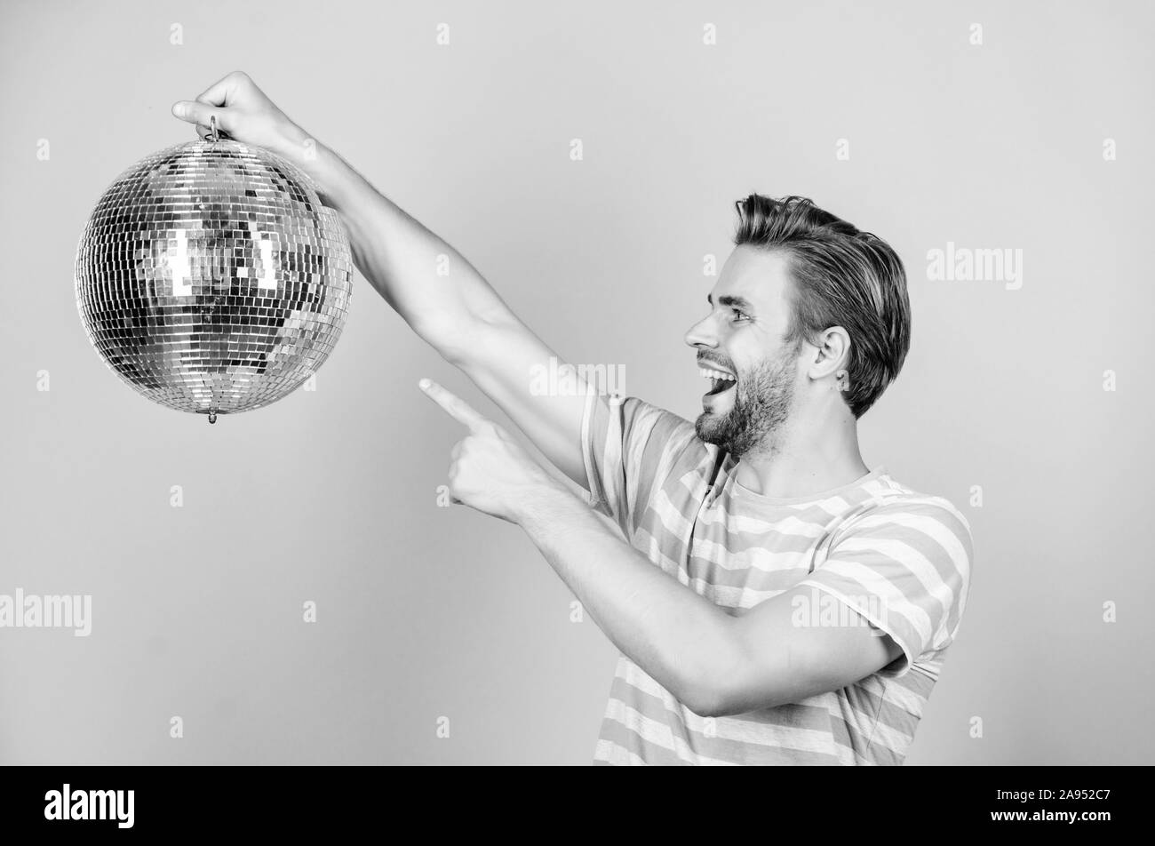 Parte del divertimento. l'uomo con la palla da discoteca. happy party-goer. tempo di festa. Festa di compleanno. il Natale o il nuovo anno di vacanza. l uomo Ballare in discoteca. avendo divertimento. consente a festeggiare. prom party. event manager. Foto Stock