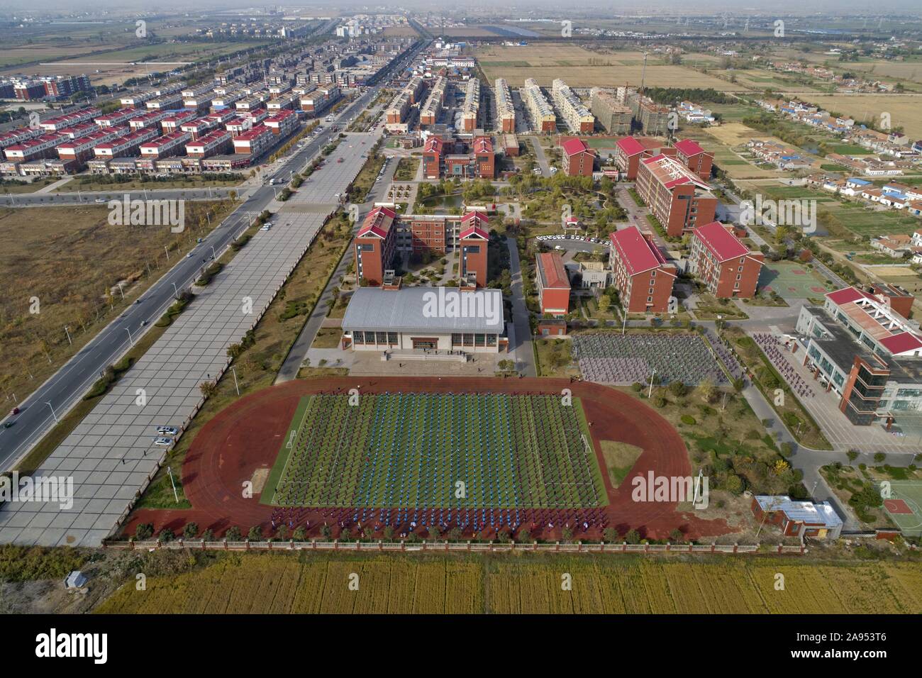 Jiangsu, Jiangsu, Cina. Xii Nov, 2019. Jiangsu, Cina-antenna foto scattata il 9 novembre 12, 2019 mostra la neat abitazioni popolari in città Hongyao, Lianshui county, Huai "una città, Oriente cinese della provincia di Jiangsu.Hongyao città attraverso gli elevati standard severi requisiti per effettuare il rinnovo dell'ambiente di vita, in modo che non vi siano terra tremerà modifiche.Hongyao cittadina è diventata un modello della provincia della splendida campagna. Credito: SIPA Asia/ZUMA filo/Alamy Live News Foto Stock