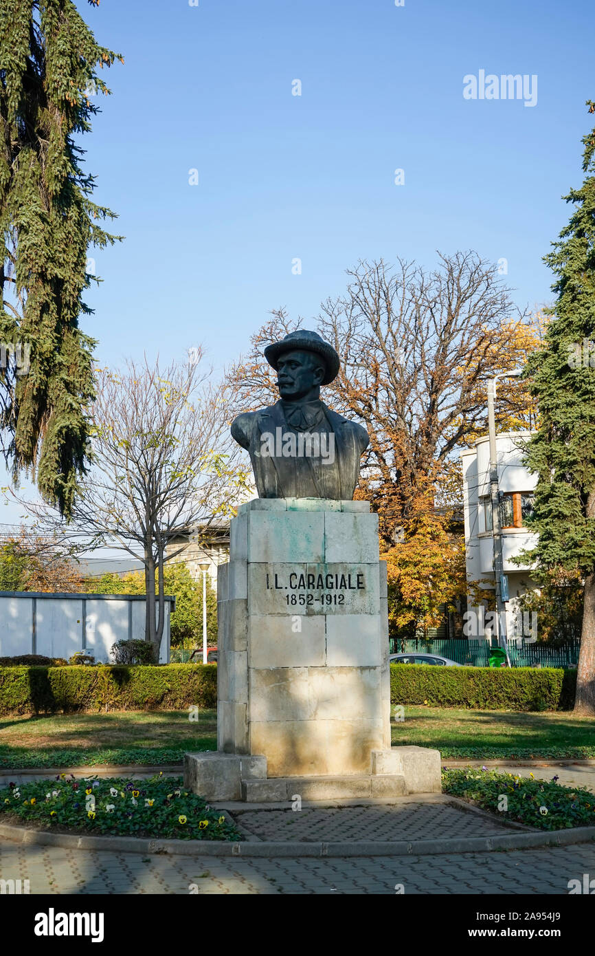 La statua commemorativa di uno dei più grandi fiction lettore scrittore nella cultura Rumena , Ion Luca Caragiale in Ploiesti ,Romania Foto Stock