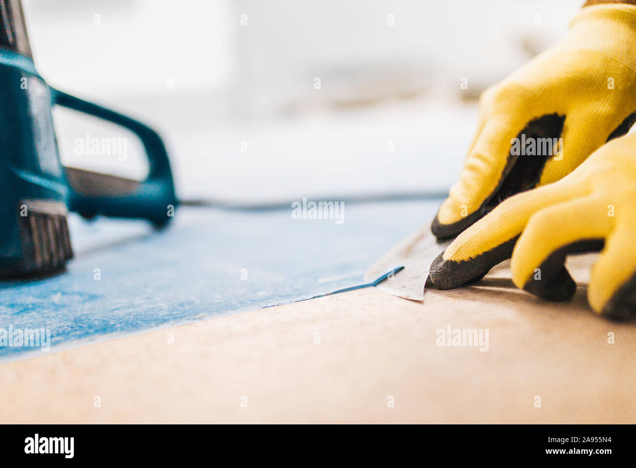 Close-up master abilmente e professionalmente esegue la saldatura a caldo dei commerciali omogenee in pvc cavo di linoleum Foto Stock