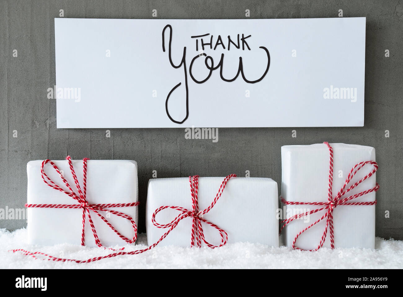 Tre doni, segno, neve, grazie, sullo sfondo di calcestruzzo Foto Stock
