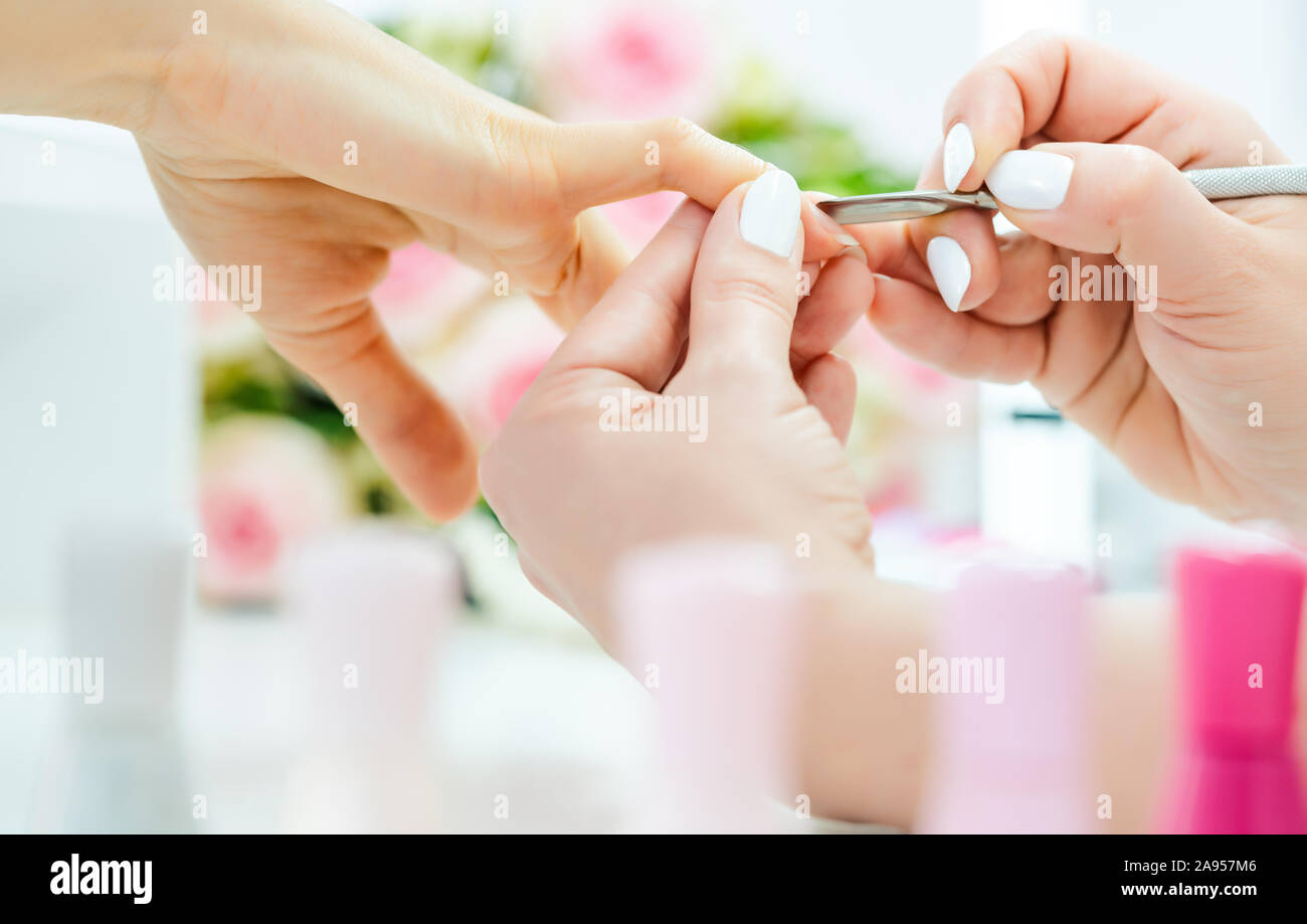 Donna avente una manicure Foto Stock
