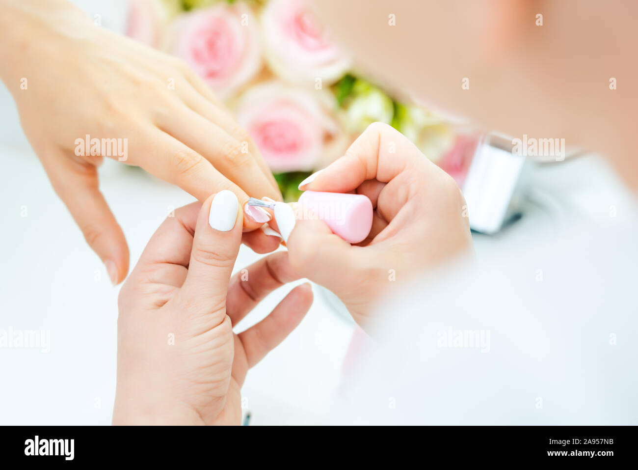 Esperto tecnico di unghie applicando il colore delle unghie Foto Stock