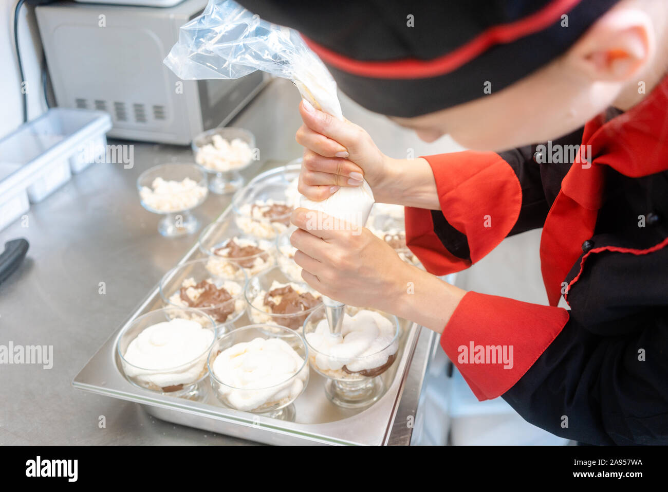 Lo chef prepara mousse al cioccolato Foto Stock