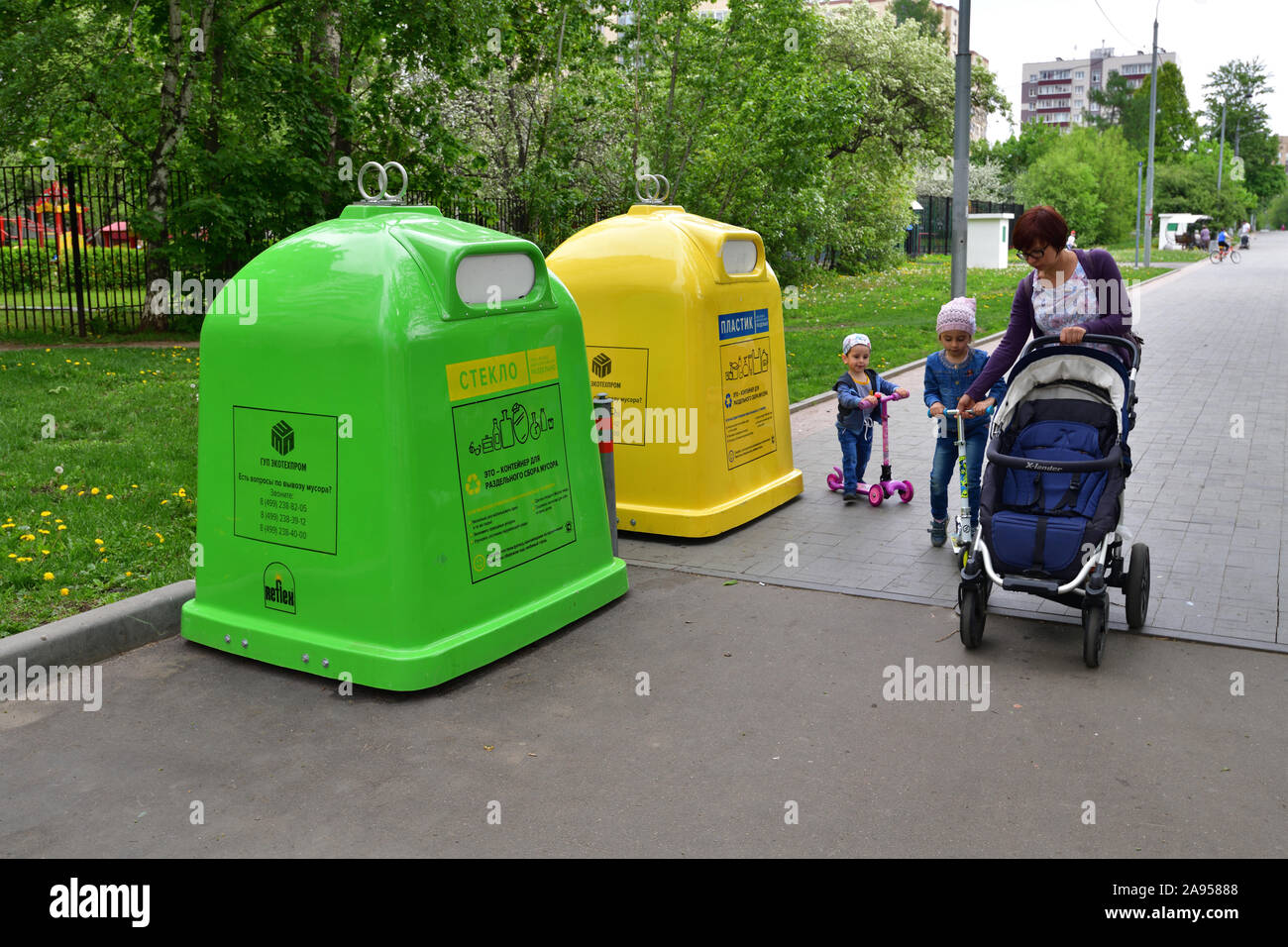 Mosca, Russia - Maggio 14. 2019. Contenitori per rifiuti separati - vetro e plastica Foto Stock