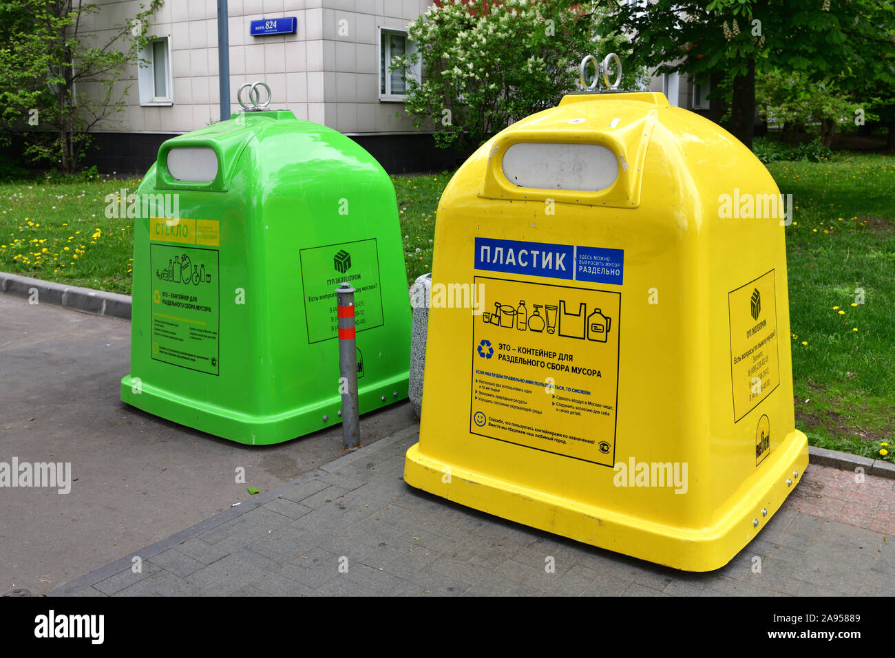 Mosca, Russia - Maggio 14. 2019. Contenitori per rifiuti separati - vetro e plastica Foto Stock