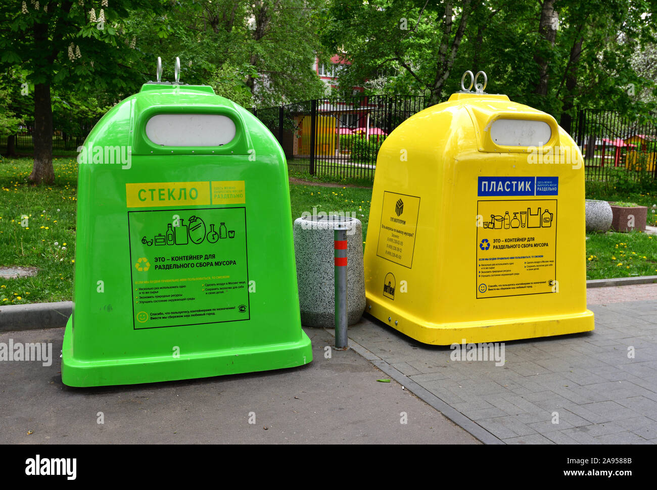 Mosca, Russia - Maggio 14. 2019. Contenitori per rifiuti separati - vetro e plastica Foto Stock