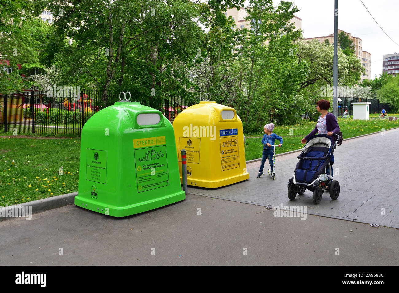 Mosca, Russia - Maggio 14. 2019. Contenitori per rifiuti separati - vetro e plastica Foto Stock