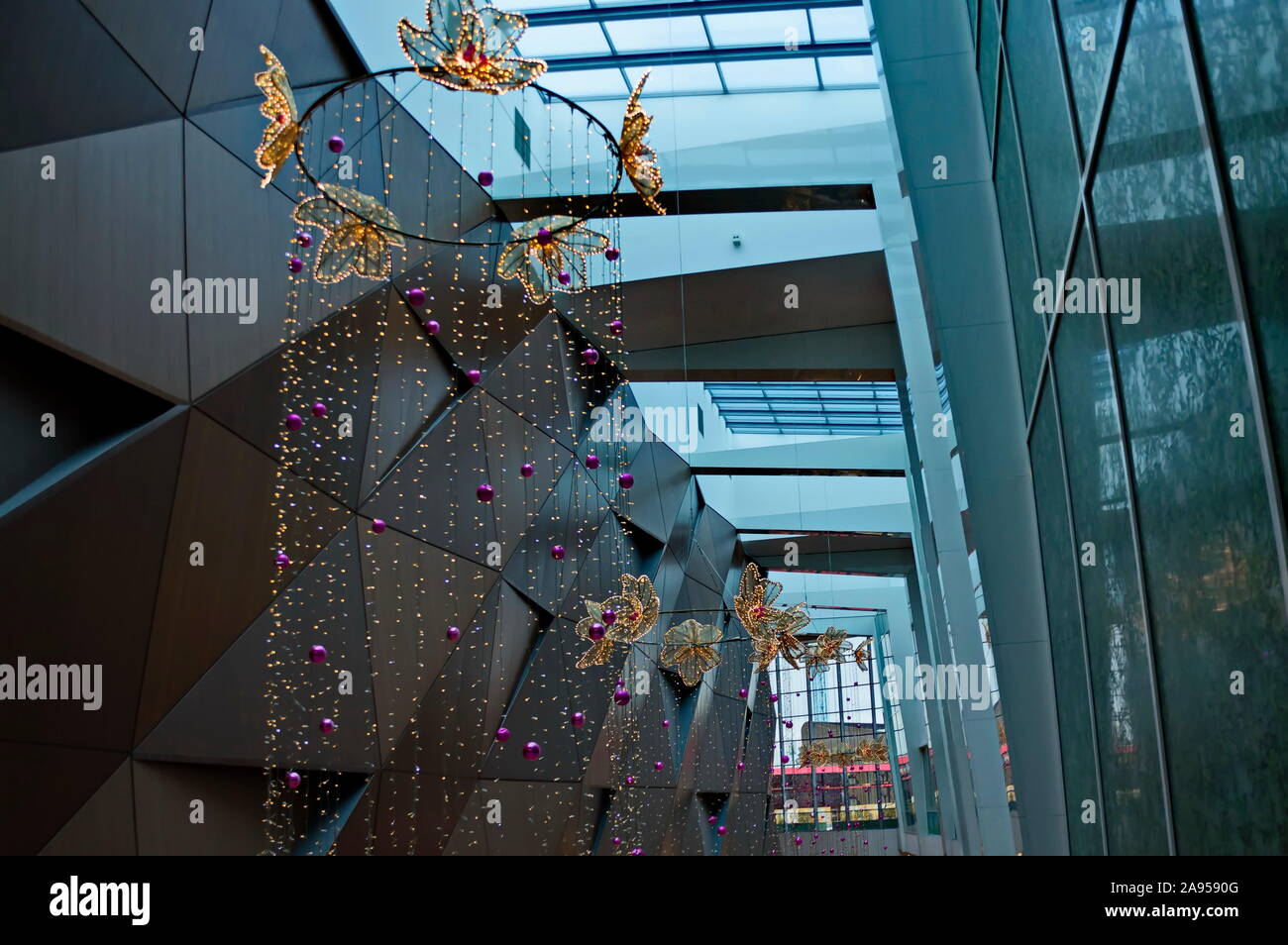 Atmosfera di festa in un centro commerciale creato da una bella illuminazione appeso al soffitto, Sofia, Bulgaria Foto Stock