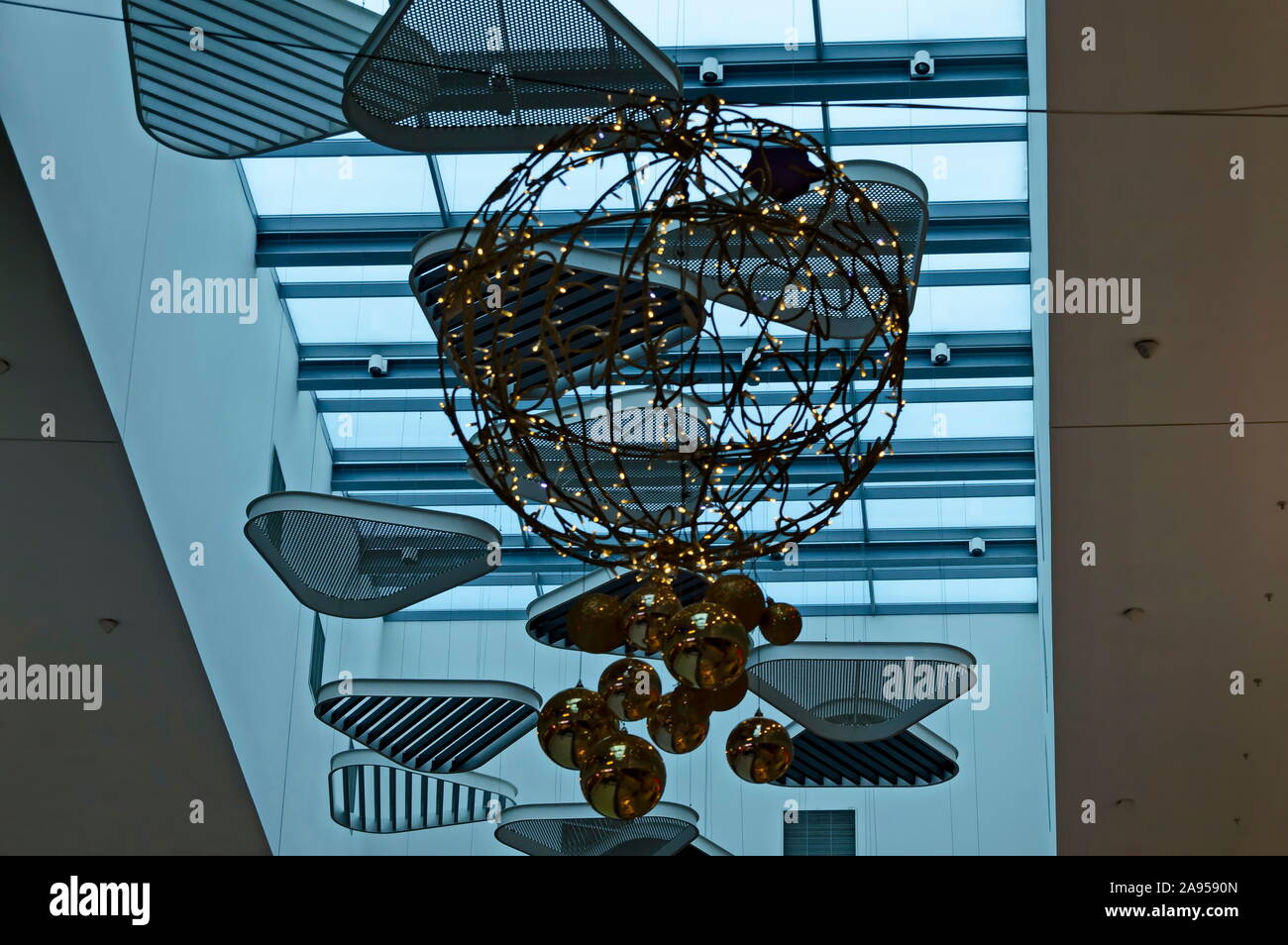 Atmosfera di festa in un centro commerciale creato da una bella illuminazione appeso al soffitto, Sofia, Bulgaria Foto Stock
