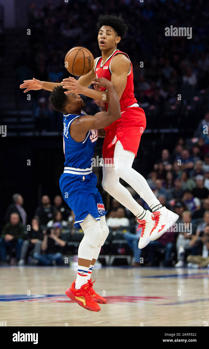 Sacramento, CA, Stati Uniti d'America. Xii Nov, 2019. Sacramento Kings guard Yogi Ferrell (3) e Portland Trail Blazers guard Anfernee Simons (1) battaglia per la palla durante una partita al Golden 1 Centro il Martedì, Novembre 12, 2019 a Sacramento. Credito: Paolo Kitagaki Jr./ZUMA filo/Alamy Live News Foto Stock