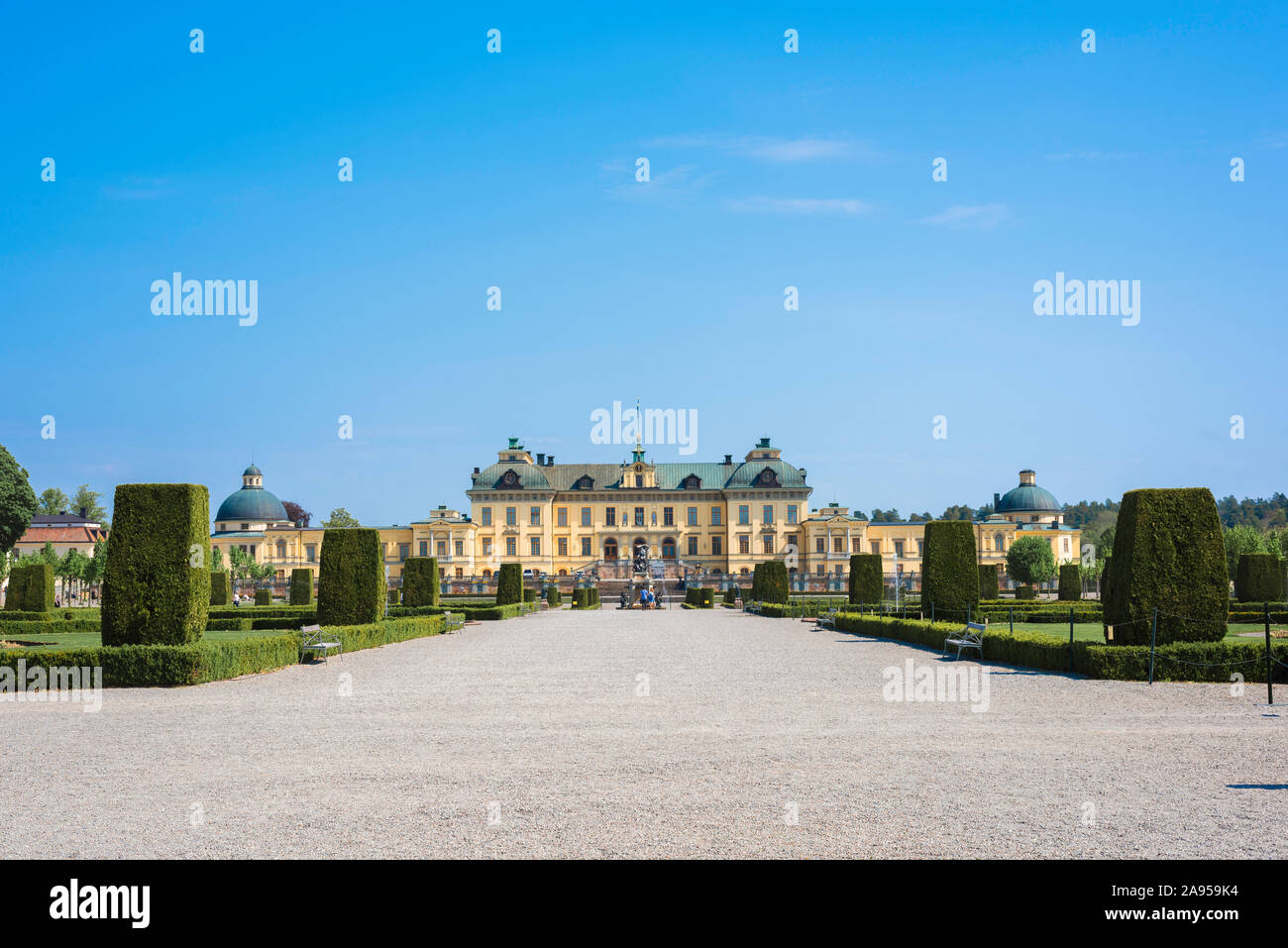 Reale di Drottningholm Palace, vista in estate il Castello di Drottningholm Palace con il suo giardino barocco in primo piano, Lovön isola, Svezia. Foto Stock