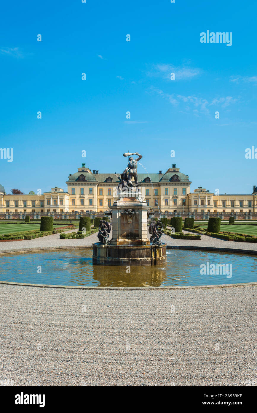 La Svezia Drottningholm, vista in estate il Castello di Drottningholm Palace con il giardino barocco e la fontana di Ercole in primo piano, Lovön isola, Svezia. Foto Stock