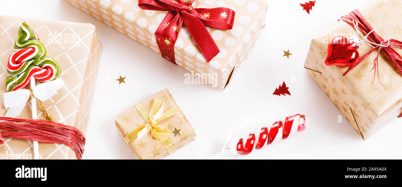 Regalo di natale di scatole con rosso e oro, nastri e candy canne, Foto Stock