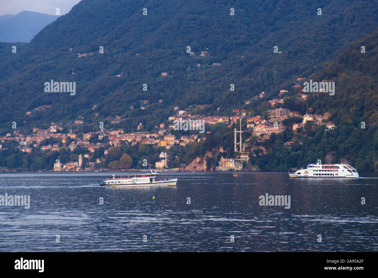 I traghetti passeggeri attraversando il lago di Como (Italia). Foto Stock