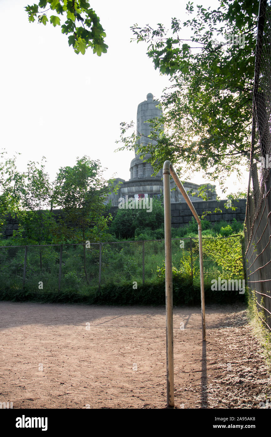 Bolzplatz am Bismarckdenkmal Foto Stock