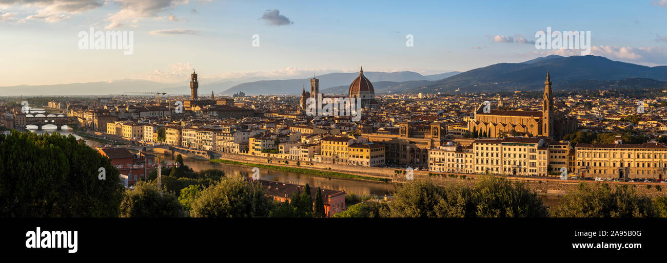 Firenze dal Piazzale Michelangelo. Immagine panoramica di Firenze, Italia dal famoso punto panoramico che si affaccia sulla città. Foto Stock
