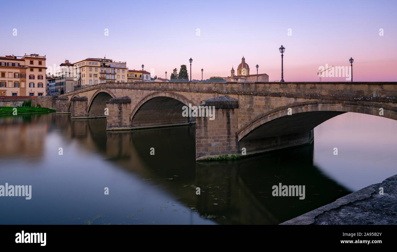 Firenze, Italia. Il Ponte alla Carraia lungo il fiume Arno a sunrise. Foto Stock