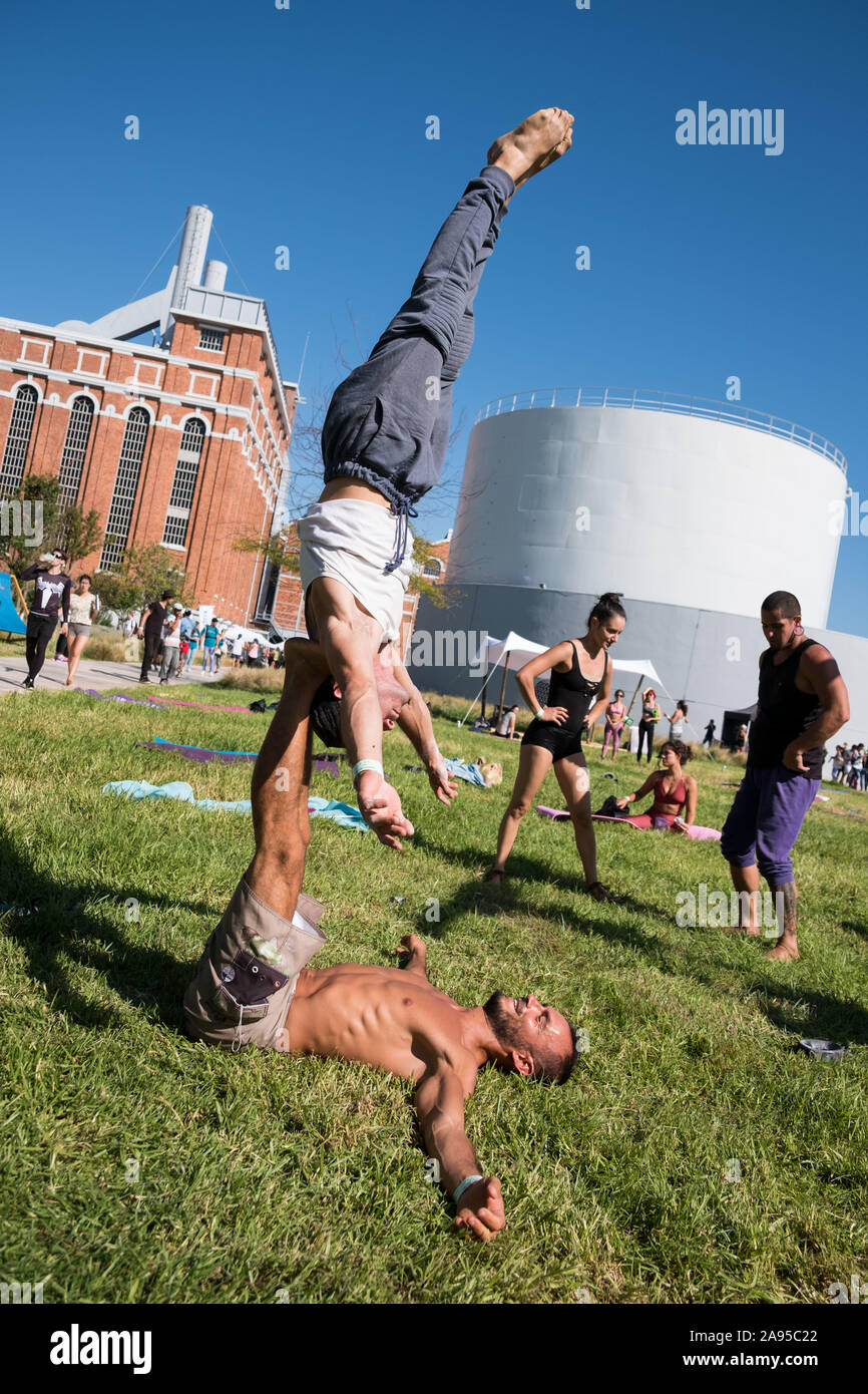 La pratica di acroyoga al Wanderlust festival, a Lisbona, Portogallo. Foto Stock