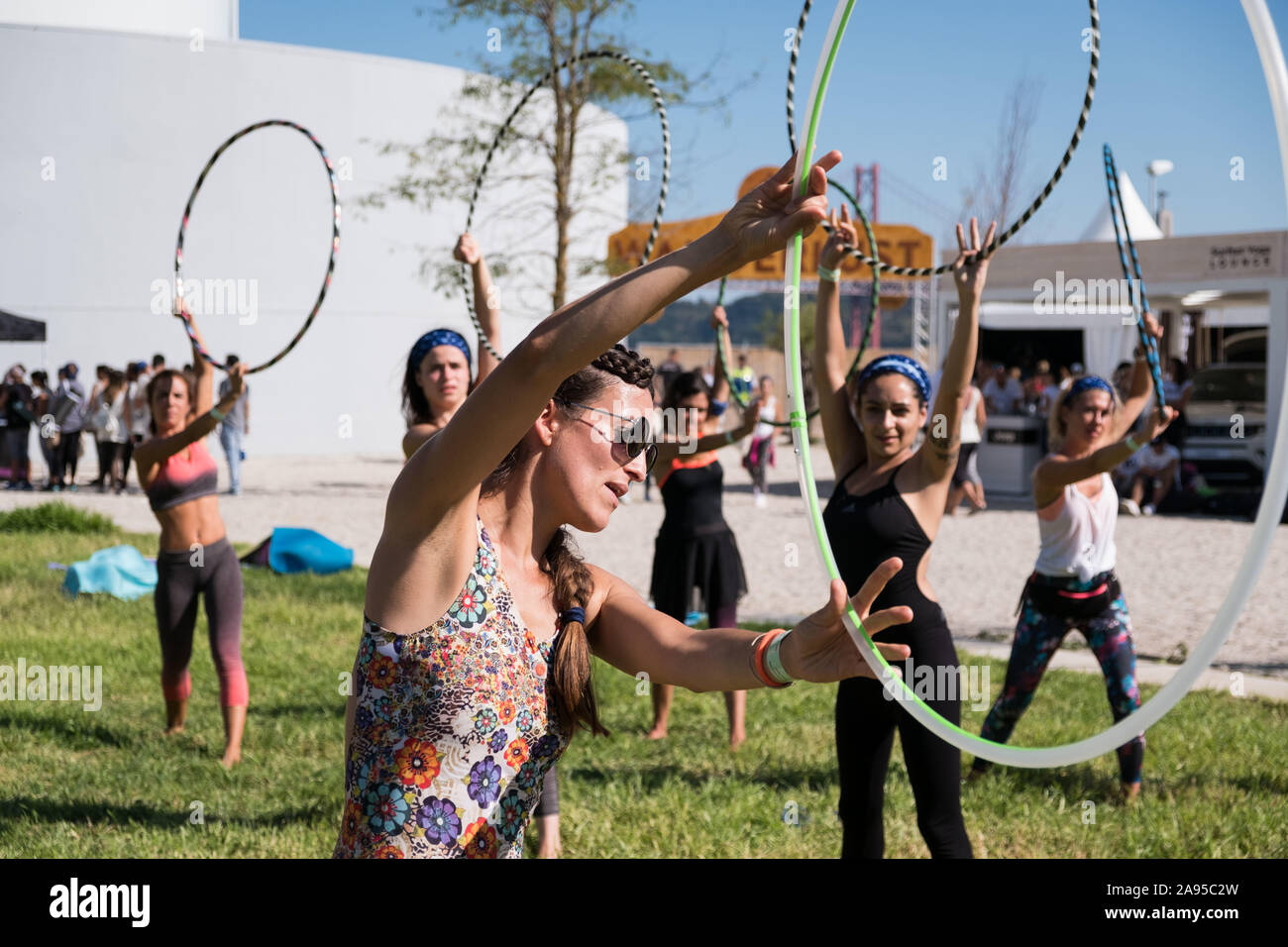 Hula Hoop classe al Wanderlust festival, a Lisbona, Portogallo. Foto Stock