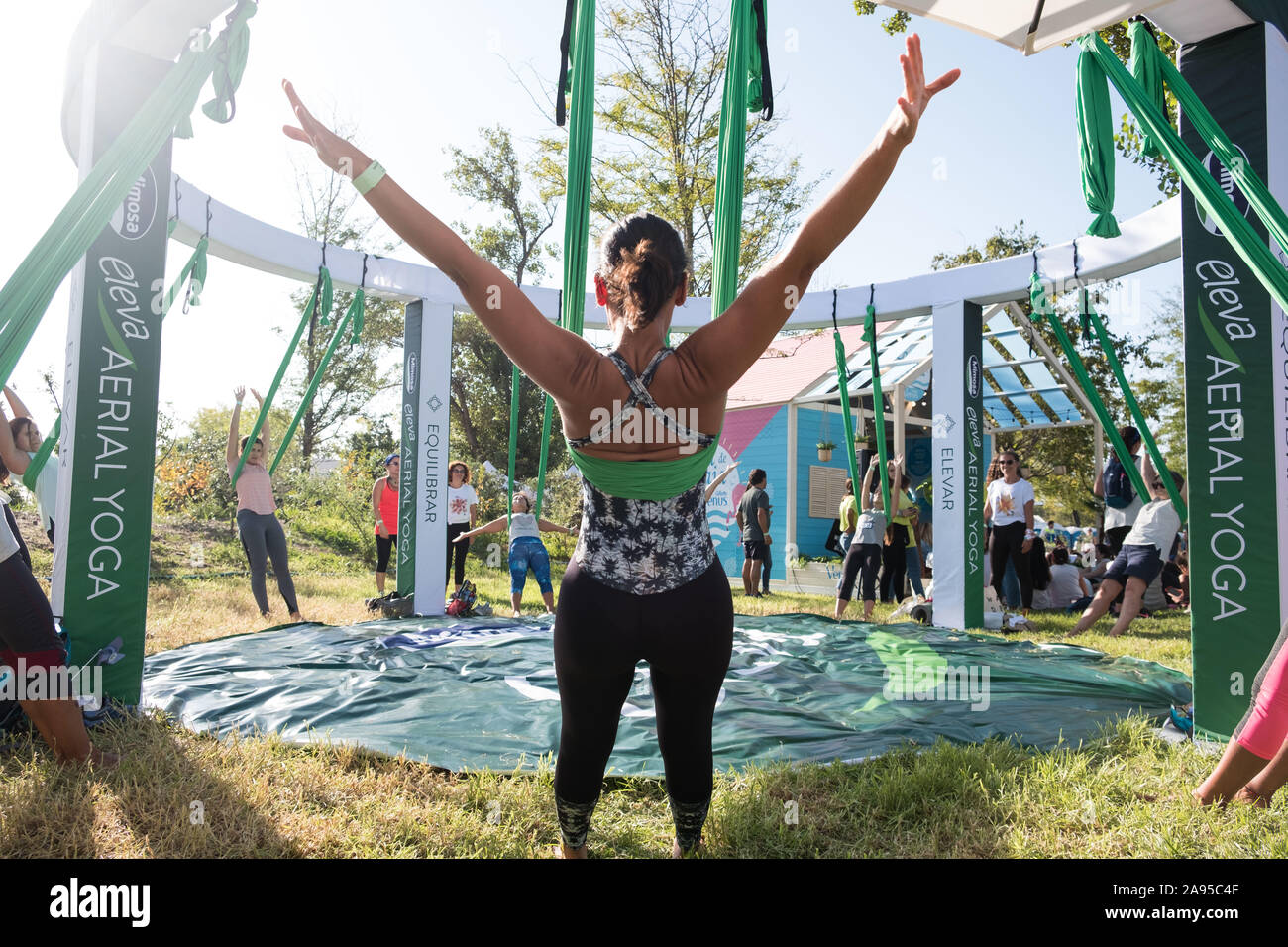 Classe di yoga dell'antenna al Wanderlust festival, a Lisbona, Portogallo. Foto Stock