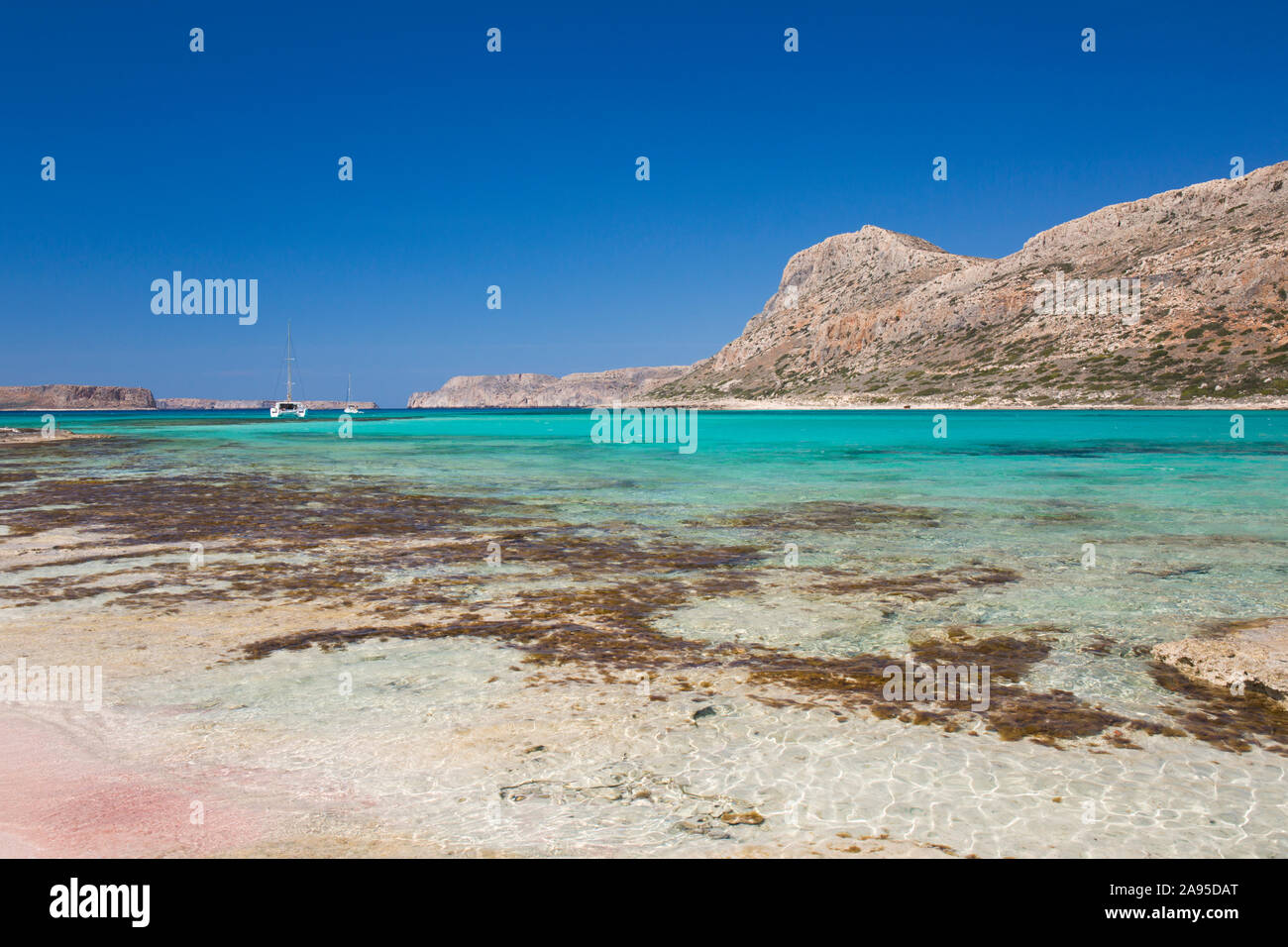 Balos, la Canea, Creta, Grecia. Vista dalla spiaggia attraverso le acque turchesi limpide della Baia di Gramvousa alla Penisola di Gramvousa. Foto Stock