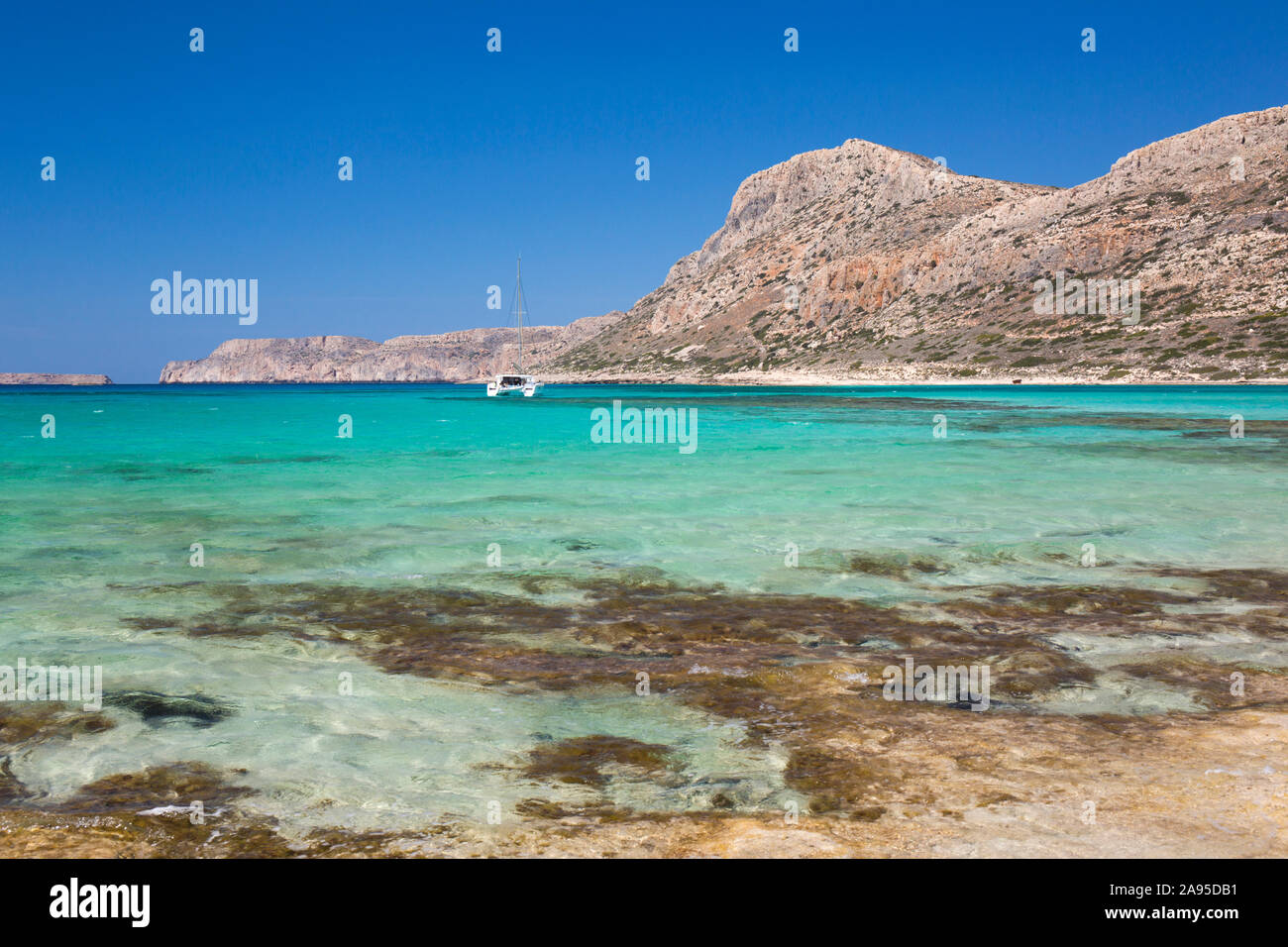 Balos, la Canea, Creta, Grecia. Vista dalla spiaggia attraverso le acque turchesi limpide della Baia di Gramvousa alla Penisola di Gramvousa. Foto Stock