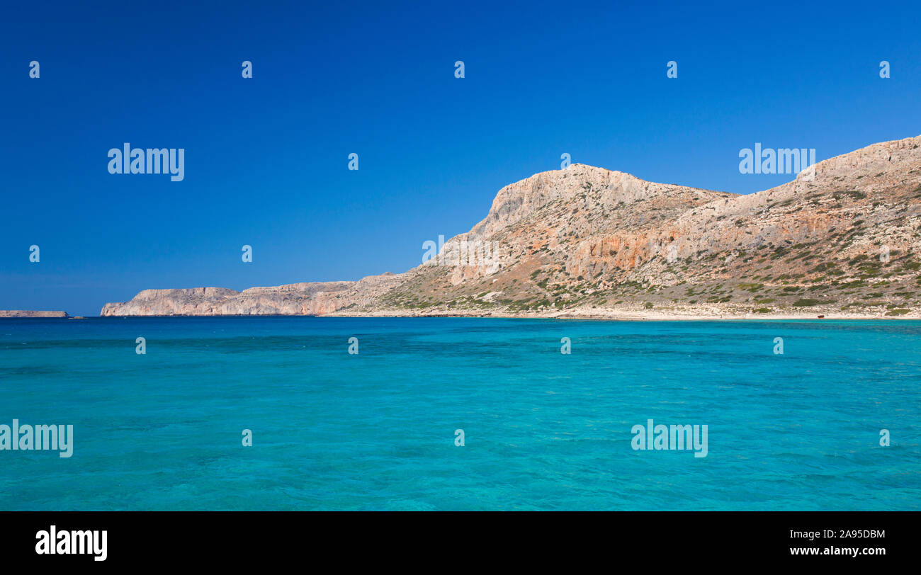 Balos, la Canea, Creta, Grecia. Vista sulle acque turchesi della Baia di Gramvousa fino alla Penisola di Gramvousa. Foto Stock