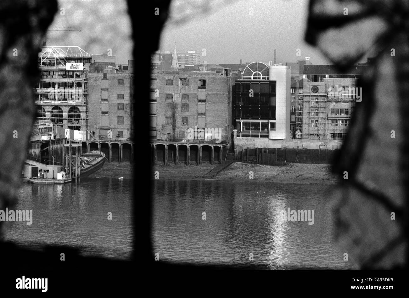 London Docklands Development degli anni ottanta NEL REGNO UNITO. Nuovo sviluppo sul lato nord del fiume Thame è 84 St Katharine modo. Vecchio e magazzini abbandonati in corso di sviluppo. 1987 UK HOMER SYKES Foto Stock