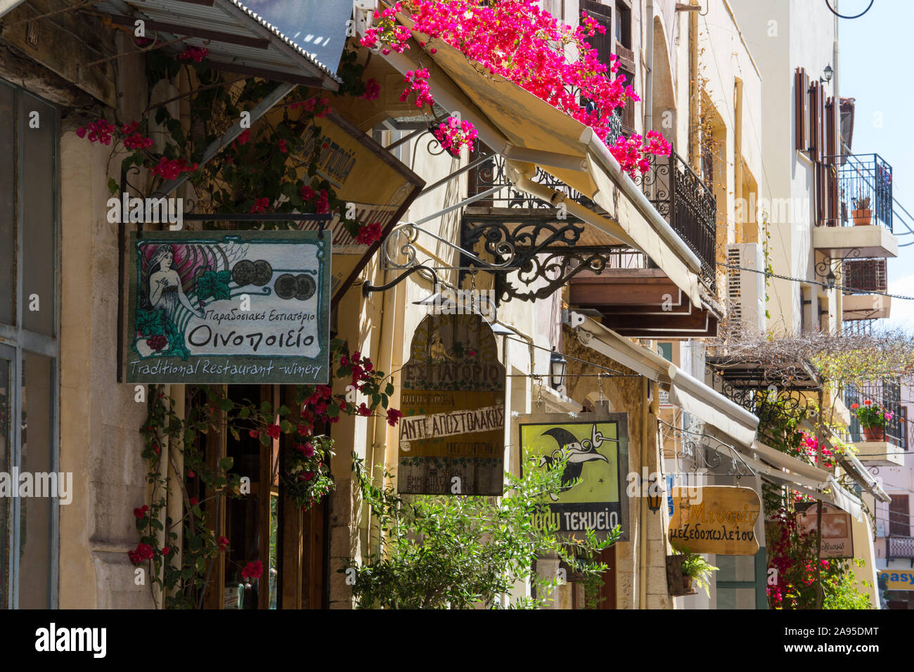 La Canea, Creta, Grecia. Vista lungo Odos Hatzimihali Daliani piena di fiori, negozi e ristoranti segni prominenti. Foto Stock