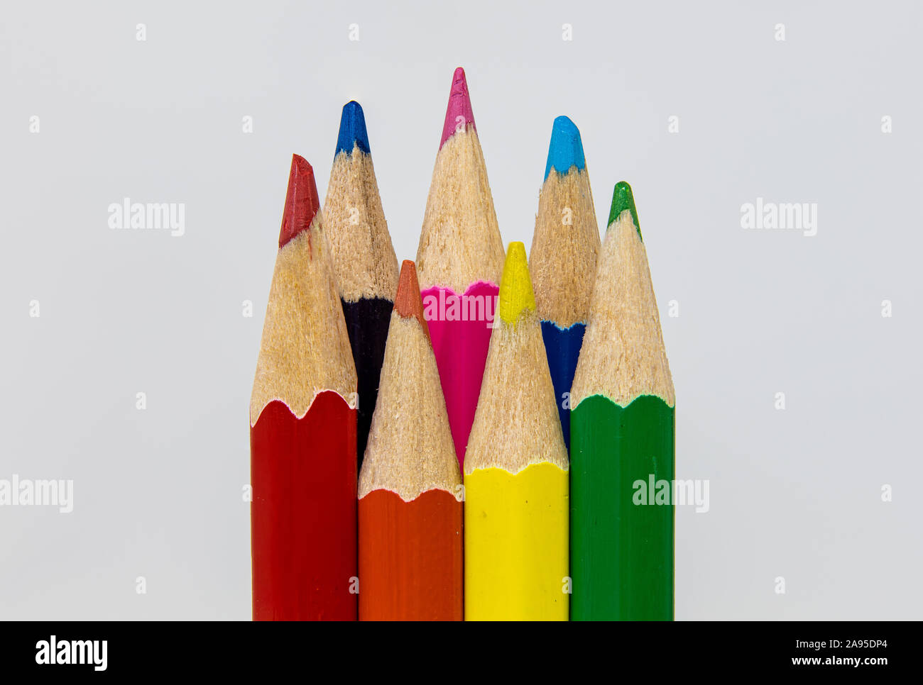 Un vicino della messa a fuoco immagine dello stack di vario colore matite arte suggerimenti Foto Stock