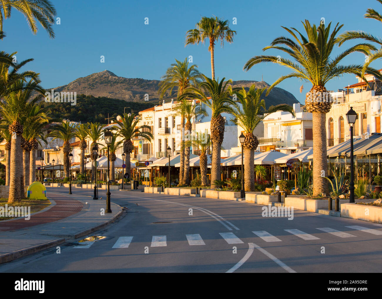Rethymno, Creta, Grecia. Vista lungo il lungomare costeggiato da palme, alba. Foto Stock