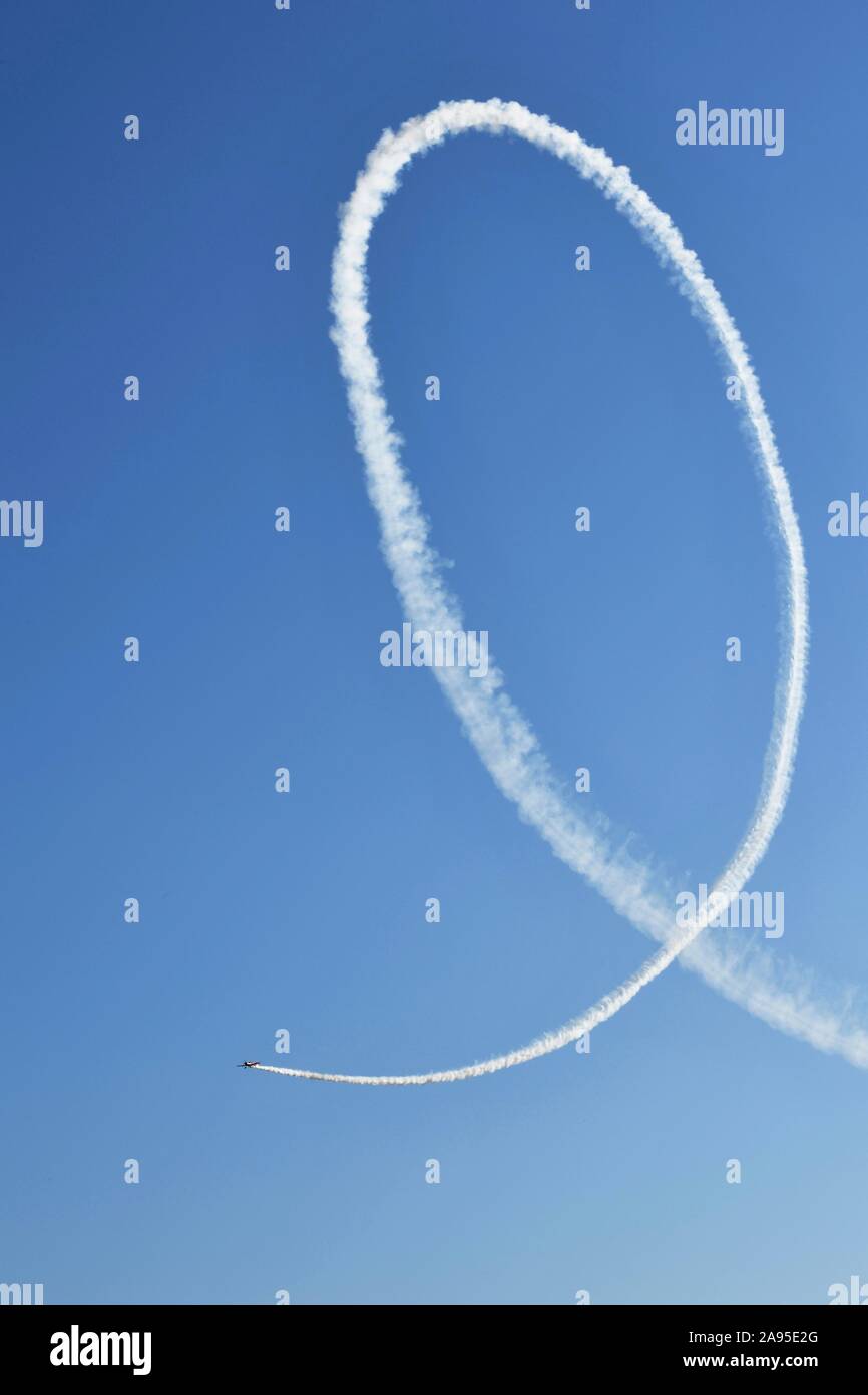 L'acrobazia, sport aerei, le scie di condensazione, Air Show 2019, Lignano Sabbiadoro, Lignano, Mare Adriatico, Veneto, Italia Foto Stock