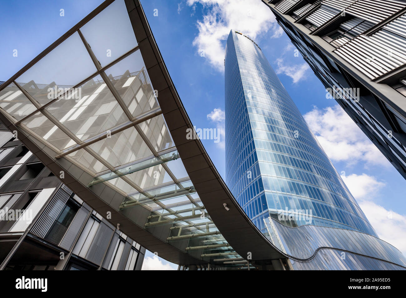 Ingresso del blocco di ufficio di Willis Towers Watson e la Torre Iberdrola, Bilbao, Paesi Baschi. Foto Stock
