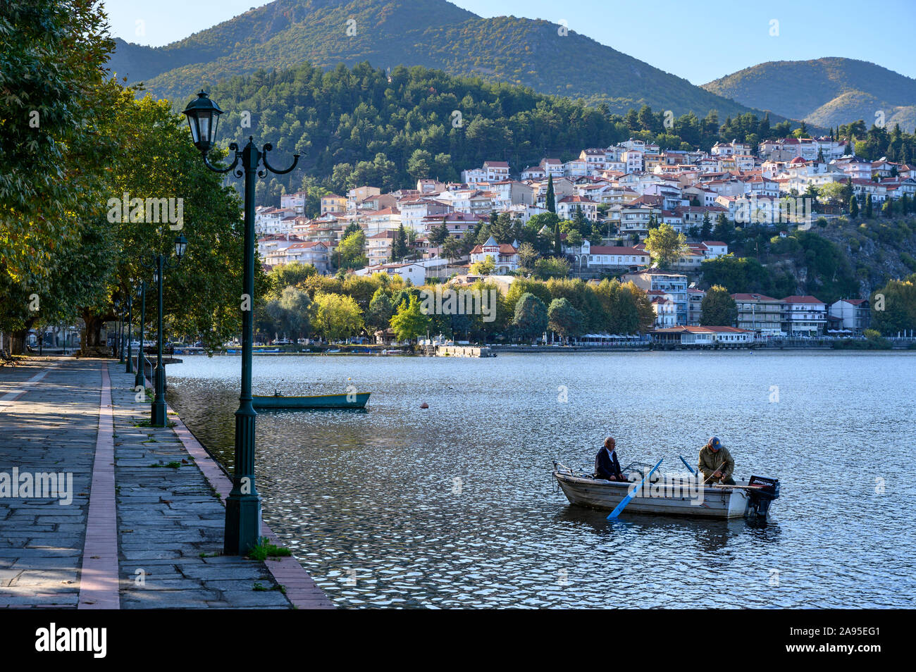 Guardando attraverso il lato nord del lago Orestiada con la città di Kastoria in background, Macedonia, Grecia settentrionale. Foto Stock