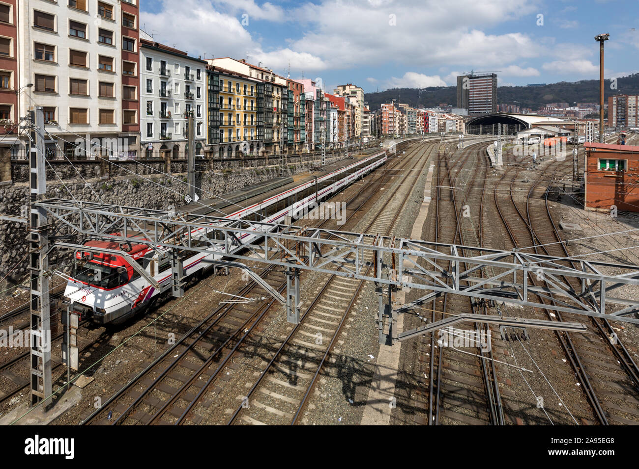 Treno in partenza Bilbao-Abando stazione ferroviaria, noto anche come la Estación del Norte (Nord Station), Bilbao, Paesi Baschi. Foto Stock