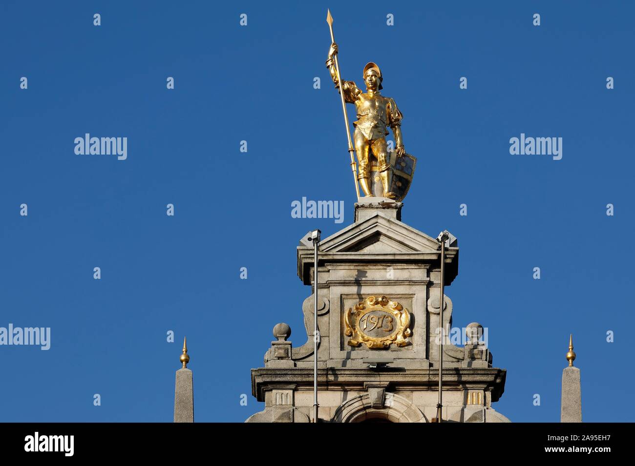 Figura dorata con lancia sul timpano di una Guild house, il Grote Markt, il centro storico di Antwerp, Fiandre, in Belgio Foto Stock