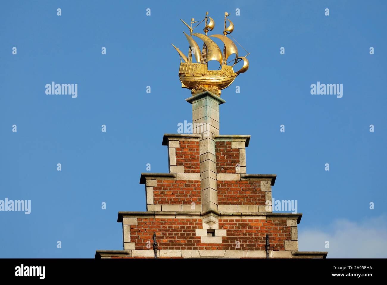 Frontone a gradini con golden cog, veliero, Grote Markt, il centro storico di Antwerp, Fiandre, in Belgio Foto Stock