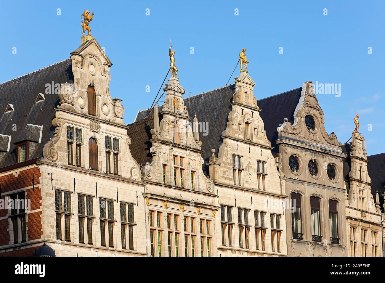 Historic guild houses, facciate con figure dorate su the gables, Grote Markt, città vecchia, Anversa, Fiandre, in Belgio Foto Stock