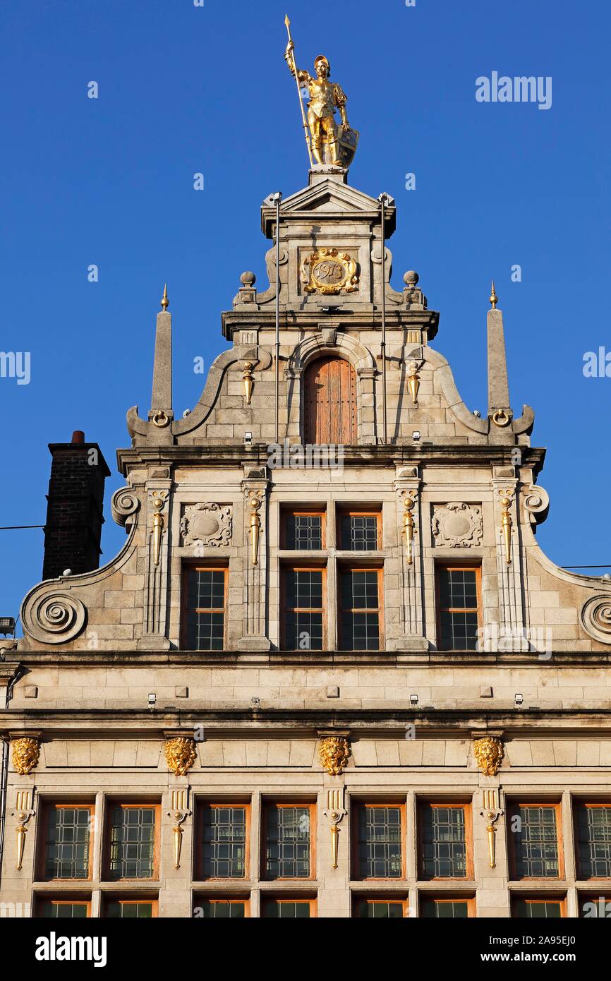 Figura dorata sul timpano di una Guild house, il Grote Markt, il centro storico di Antwerp, Fiandre, in Belgio Foto Stock