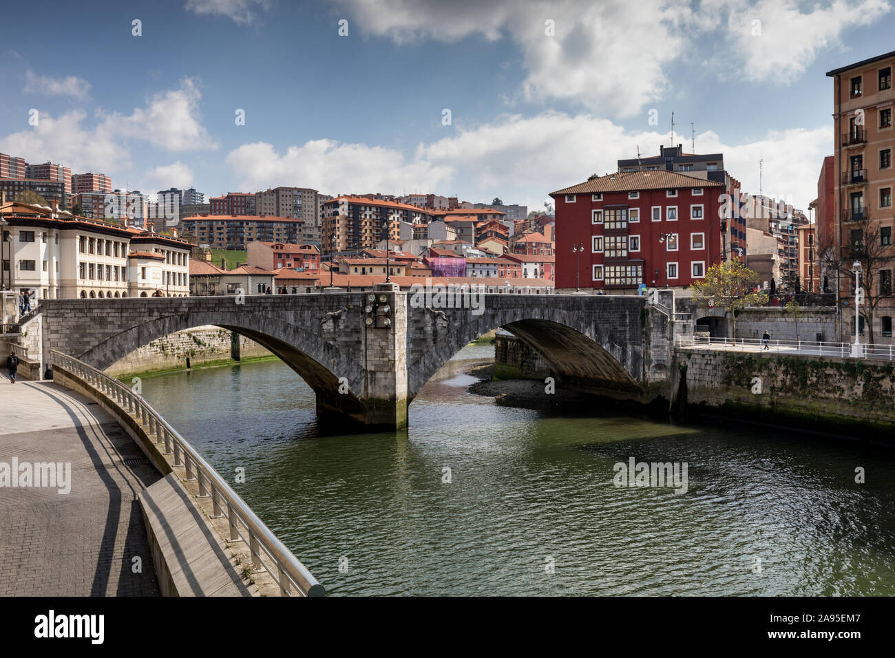 Il Ponte di San Antón sul fiume Nervion, Città Vecchia (casco Viejo). È il ponte più antico della città di Bilbao, in Spagna, ricostruito nel 1937. Foto Stock